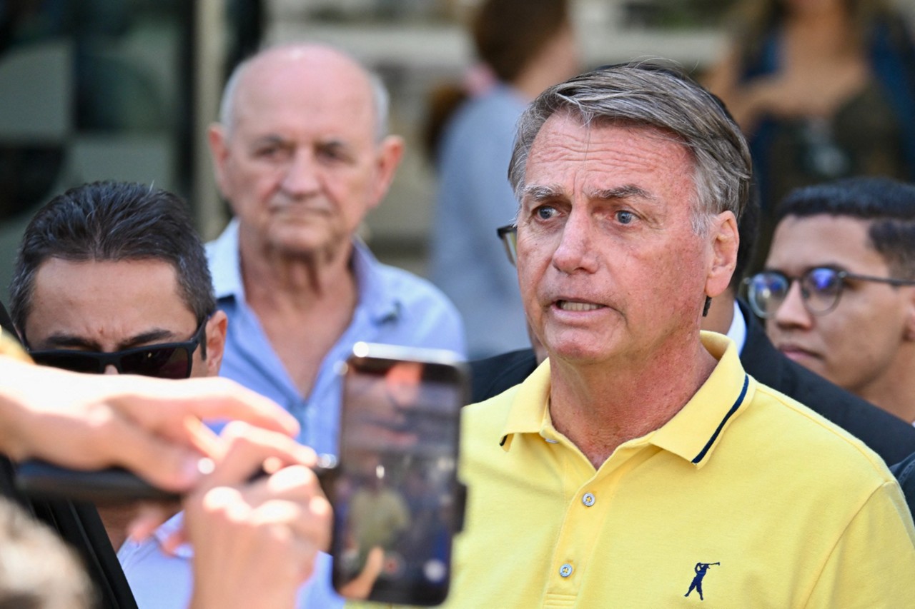 Autorizado pelo STF, o ex-presidente Jair Bolsonaro (PL) deixou a prisão domiciliar neste sábado (16/8) e se submeteu a exames no hospital DF Star, em Brasília