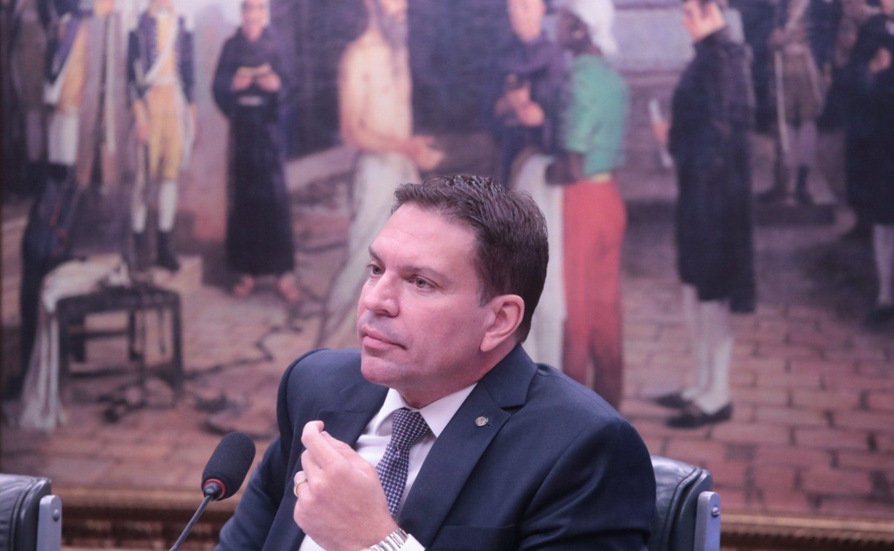 Na quarta-feira (7), Câmara dos Deputados aprovou resolução para paralisar a ação penal no STF contra Alexandre Ramagem (PL-RJ); Supremo contesta a decisão