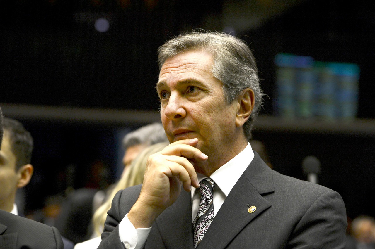 Brasília  - O senador Fernando Collor de Mello participa da sessão do Senado destinada a analisar e votar projetos orçamentários. Entre os projetos o PLN 5/15, que ajusta a meta fiscal (Valter Campanato/Agência Brasil)