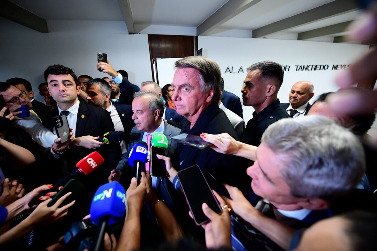 Antes de ser denunciado pela Procuradoria-Geral da República (PGR) na terça-feira (18) à noite, Bolsonaro participou de almoço com aliados no Senado Federal