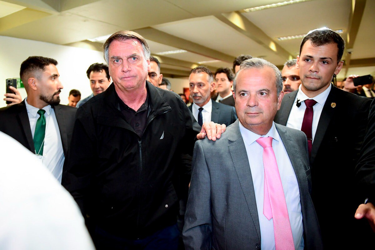 Jair Bolsonaro (PL) encontrou aliados no apartamento do deputado Zucco (PL-RS), líder da oposição na Câmara, nesta quarta-feira (19)