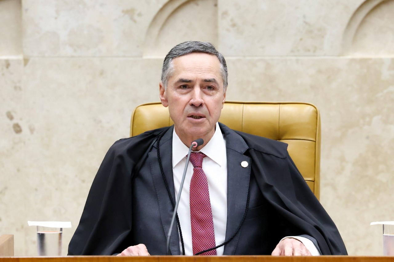 O presidente do STF, Luís Roberto Barroso, negou pedido da defesa de Jair Bolsonaro para impedimento de ministro Alexandre de Moraes em julgamento sobre tentativa de golpe