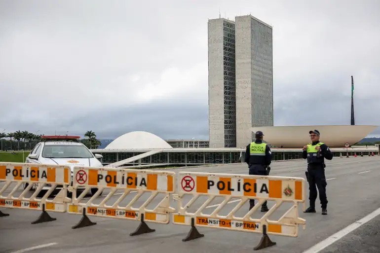 A praça dos Três Poderes e a Esplanada dos Ministérios foram fechadas em função das explosões na noite de quarta-feira (14).