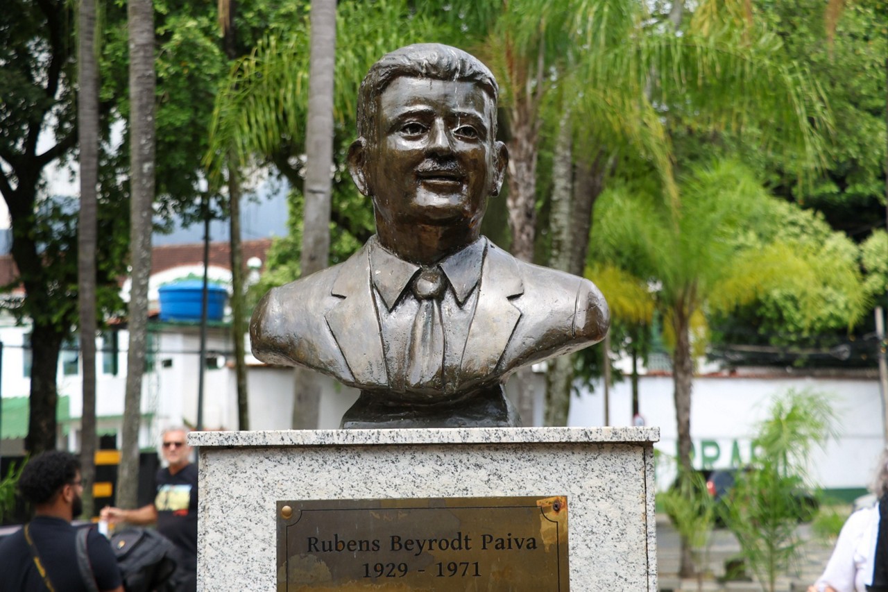 Dois bustos de Rubens Paiva estão instalados na Zona Norte do Rio de Janeiro