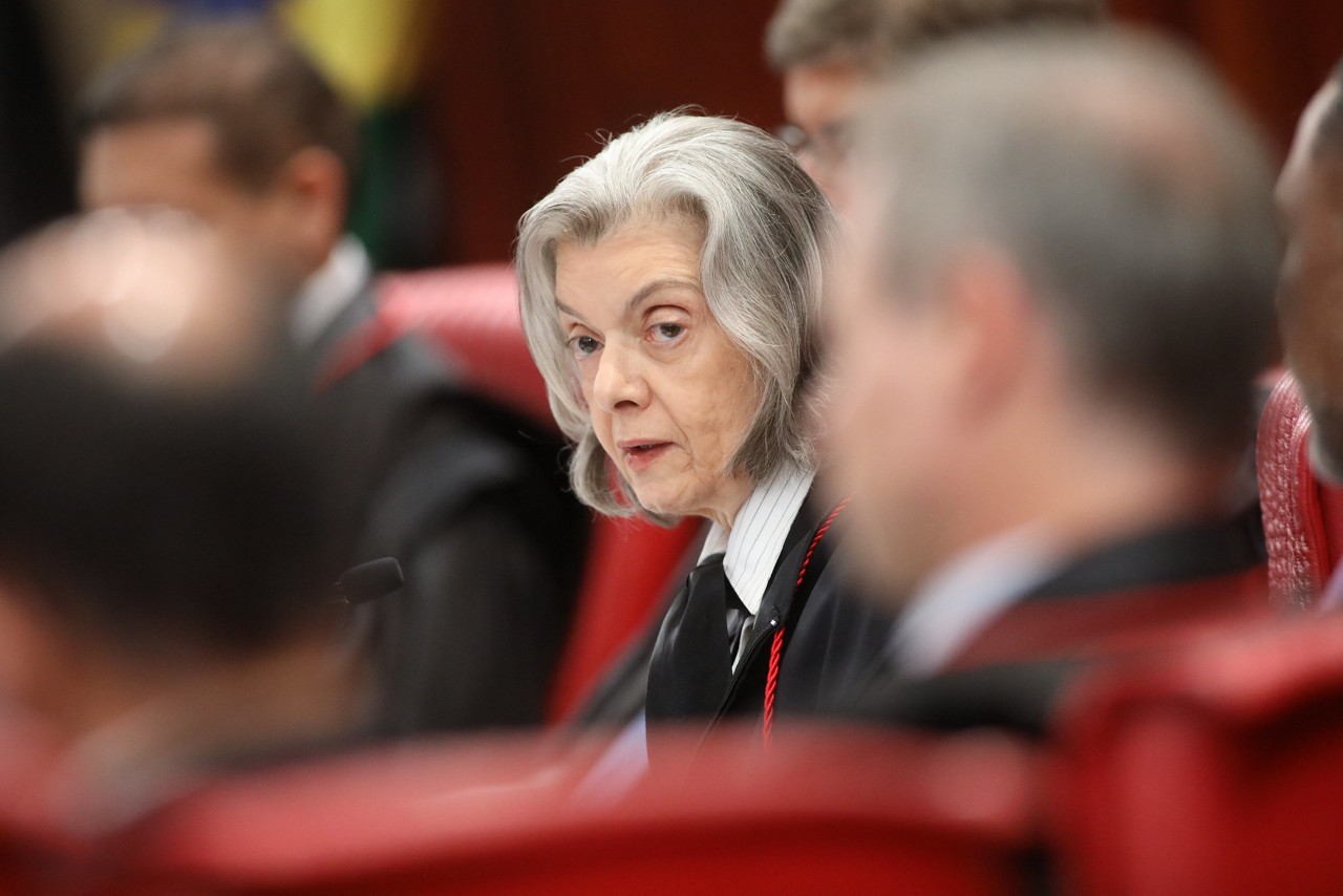 Ministra Cármen Lúcia, do Supremo Tribunal Federal (STF), suspendeu julgamento virtual sobre trecho de lei que prevê pena menor a militar por estupro de vulnerável