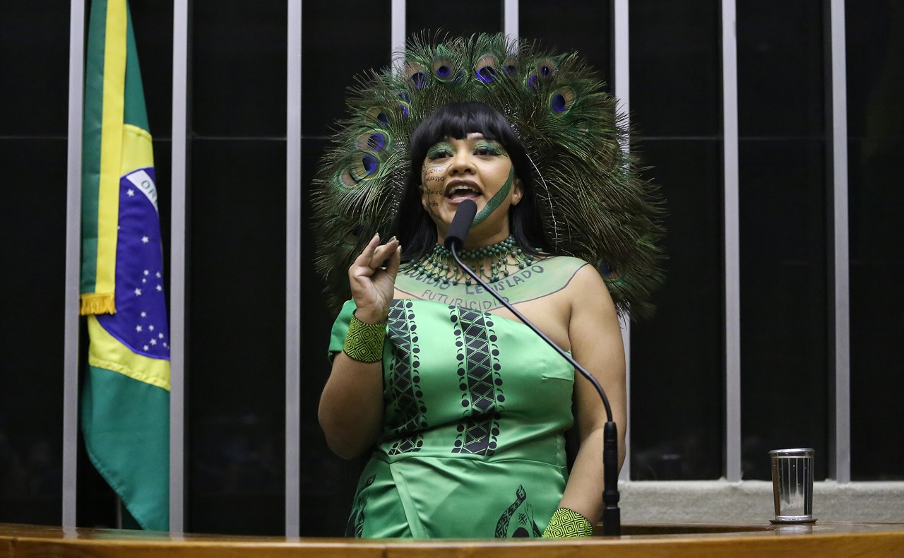 Célia Xakriabá durante sessão na Câmara dos Deputados: a parlamentar foi a primeira mulher indígena eleita por Minas e tem atuado na defesa de direitos dos povos originários e do meio ambiente