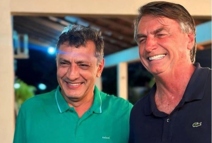 O prefeito eleito de Diamantino (MT), Chico Mendes, e o ex-presidente Jair Bolsonaro, que esteve na cidade e declarou apoio ao candidato durante a pré-campanha das eleições municipais 2024