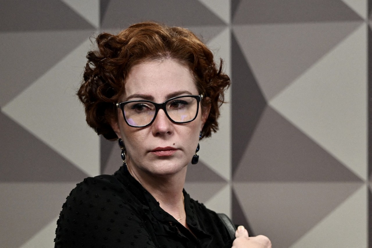 Carla Zambelli anunciou nesta terça-feira (3) que deixou o Brasil, dias após ser condenada a 10 anos de prisão por invasão ao sistema do CNJ