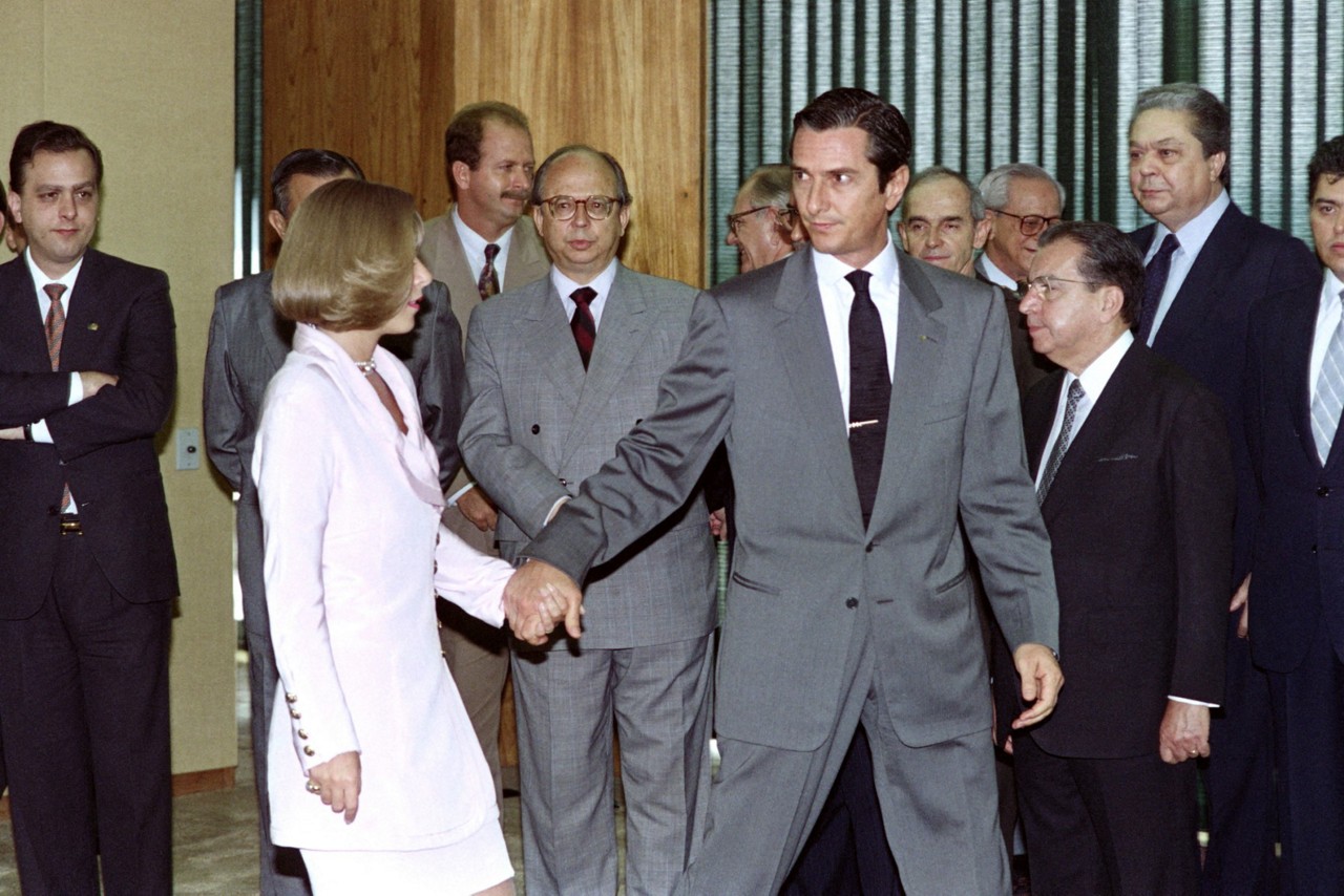 Fernando Collor de Mello, acompanhado de sua esposa Rosane, deixa o Palácio do Planalto, em Brasília, em 02 de outubro de 1992, após  os documentos do julgamento apresentados pelo Senado