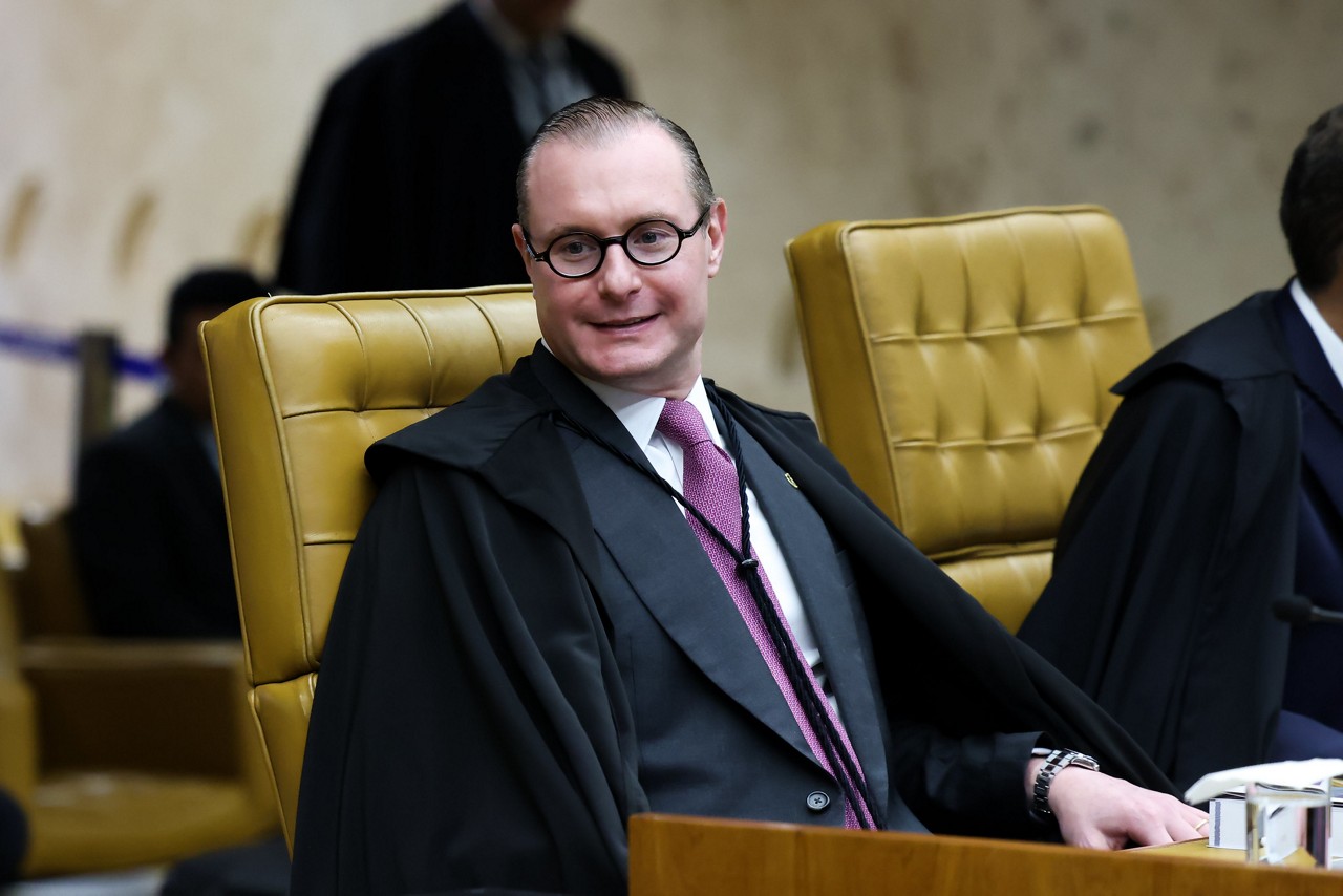 Ao justificar imparcialidade no julgamento de Bolsonaro, o ministro Cristiano Zanin (foto) relatou encontro com o ex-presidente no Aeroporto Internacional de Brasília