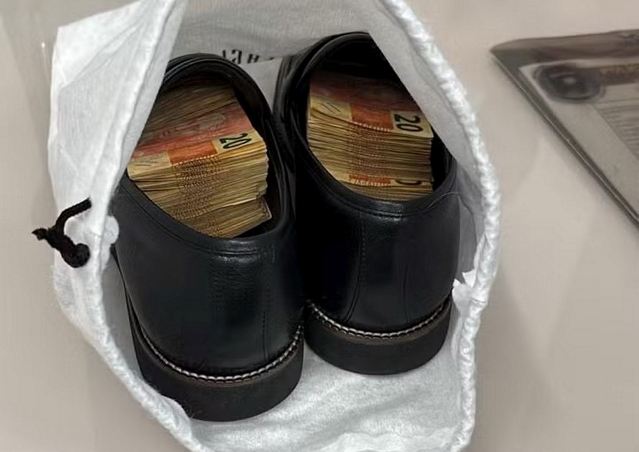 Notas de dinheiro escondidas dentro de um sapato foram encontradas pela PF durante operação na casa do vereador Francisquinho Nascimento (União-BA), primo do deputado Elmar Nascimento. O caso levanta suspeitas de desvio de emendas parlamentares e fraude em licitações no interior da Bahia