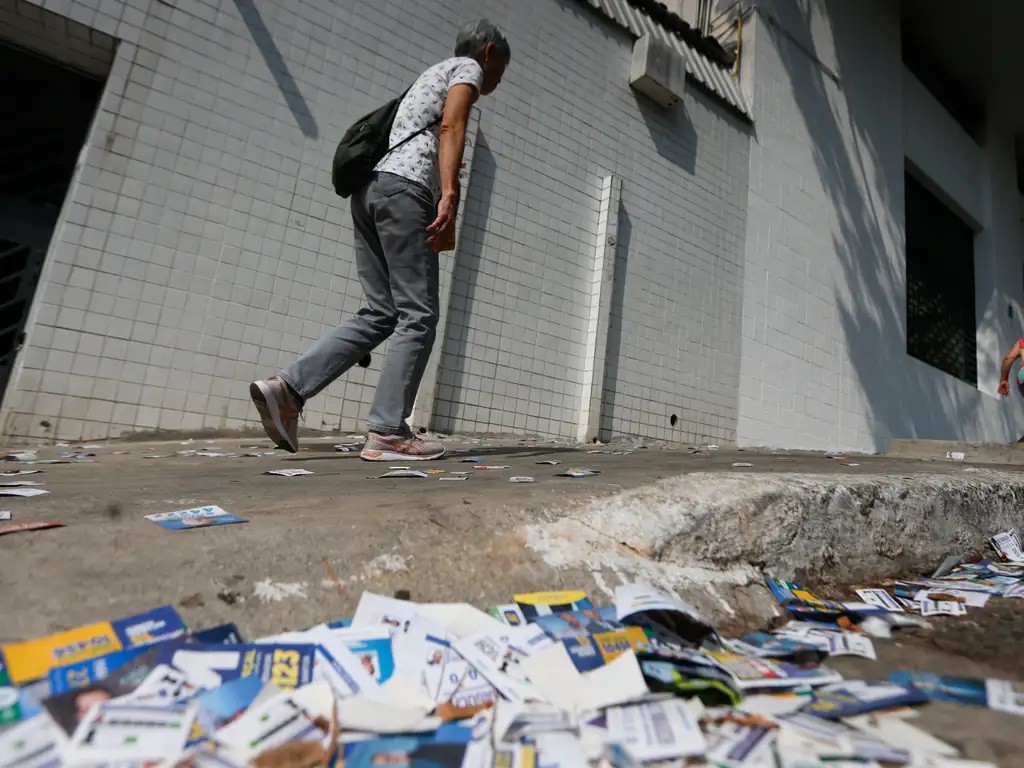 O derramamento de santinhos foi observado em praticamente todas as cidades que tiveram eleição neste domingo (6)