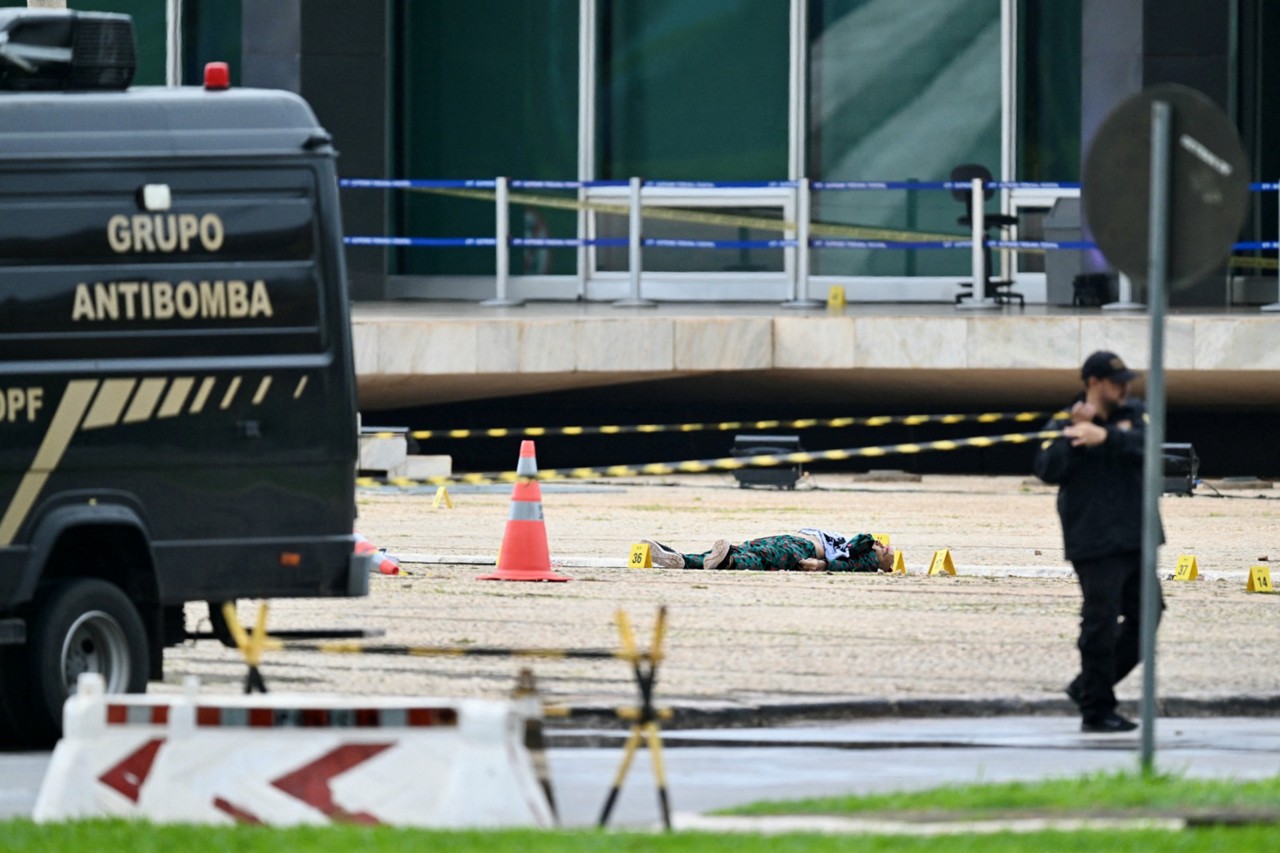 Equipe da Polícia Federal trabalha na Praça dos Três Poderes, onde o corpo permanecia exposto até a manhã desta quinta-feira (14)