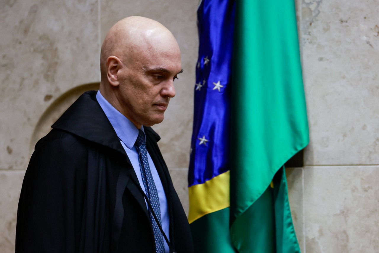O ministro Alexandre de Moraes ou a ser foco de políticos de extrema direita nos Estados Unidos após decisões e críticas relacionadas à desregulação nas redes sociais usadas por grupos semelhantes no Brasil