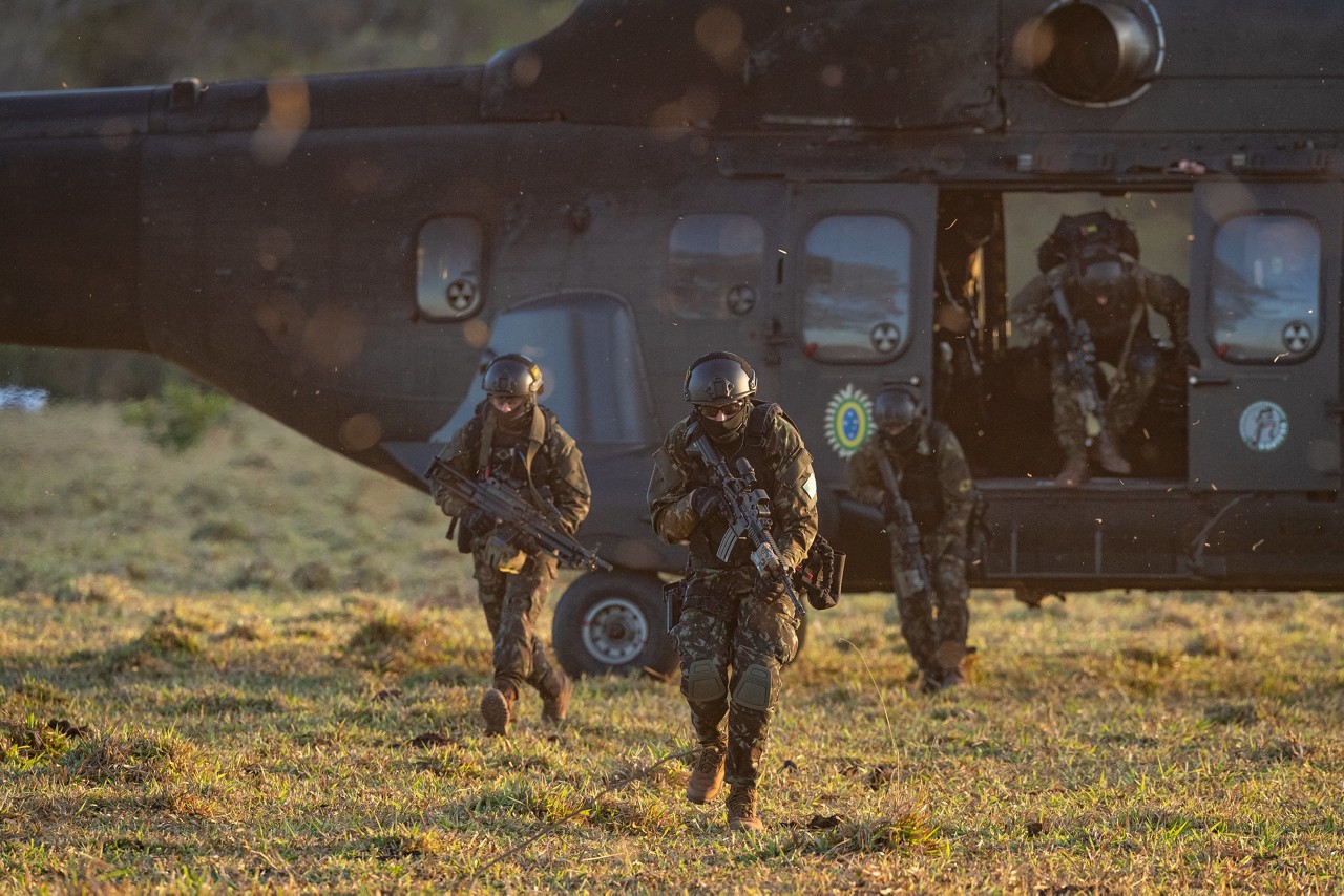 Integrantes das Forças Especiais do Exército Brasileiro em treinamento