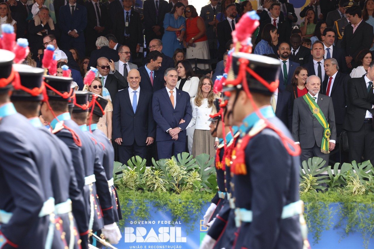 Os ministros Alexandre de Moraes e Luís Roberto Barroso, do STF, assistem, no palanque presidencial, ao desfile de 7 de Setembro