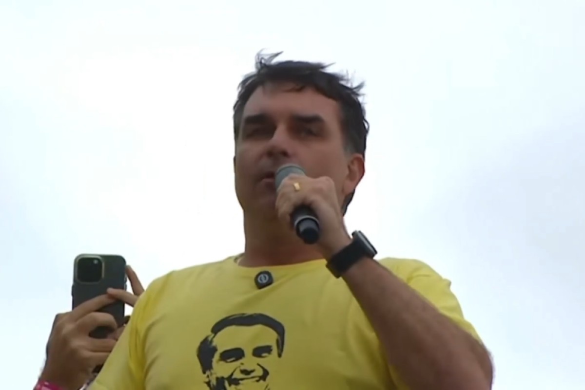 O senador Flávio Bolsonaro (PL-RJ) discursou por aproximadamente 15 minutos durante o ato em Copacabana, no Rio de Janeiro, na manhã deste domingo (7/9)