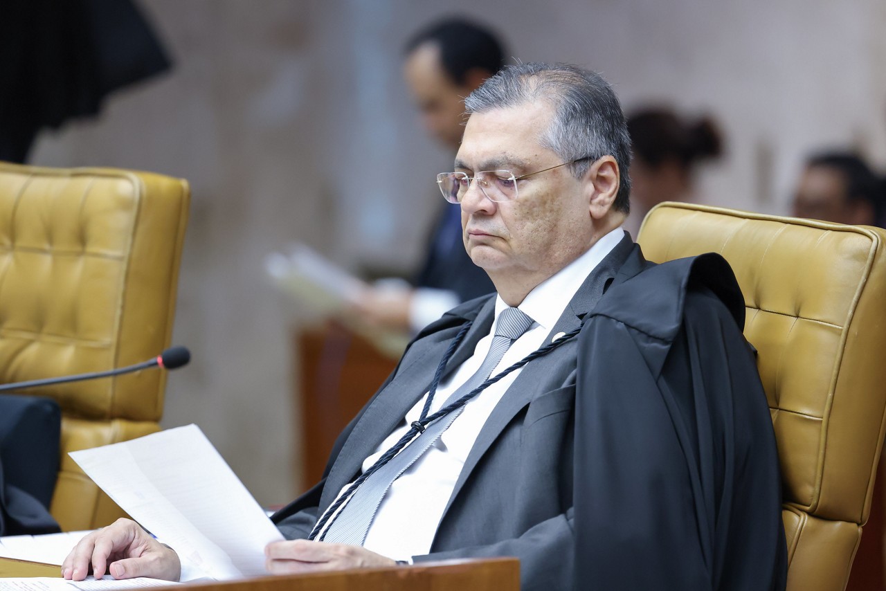 O ministro do STF Flávio Dino alegou que não dá para aguardar "indefinidamente" o cumprimento da Constituição ao determinar o bloqueio de emendas que ainda não cumpriram os critérios de rastreabilidade