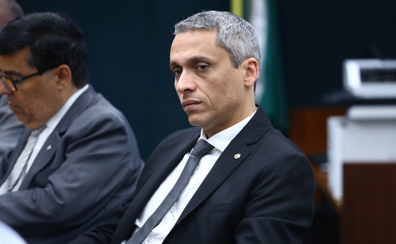 Gustavo Gayer (PL-GO) em audiência pública na Câmara: deputado comprou, por meio de assessores, uma associação que estava inativa e pretendia qualificá-la como Oscip para receber verbas destinadas por ele, segundo a PF