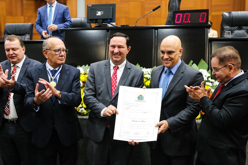 O ministro do STF Alexandre de Moraes recebeu o título de cidadão honorário do Mato Grosso, estado natal de Gilmar Mendes 