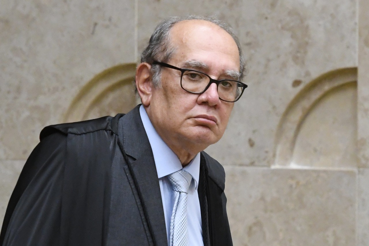 O ministro Gilmar Mendes propôs a nova interpretação para que crimes funcionais sigam no STF, mesmo após a autoridade deixar o cargo. 