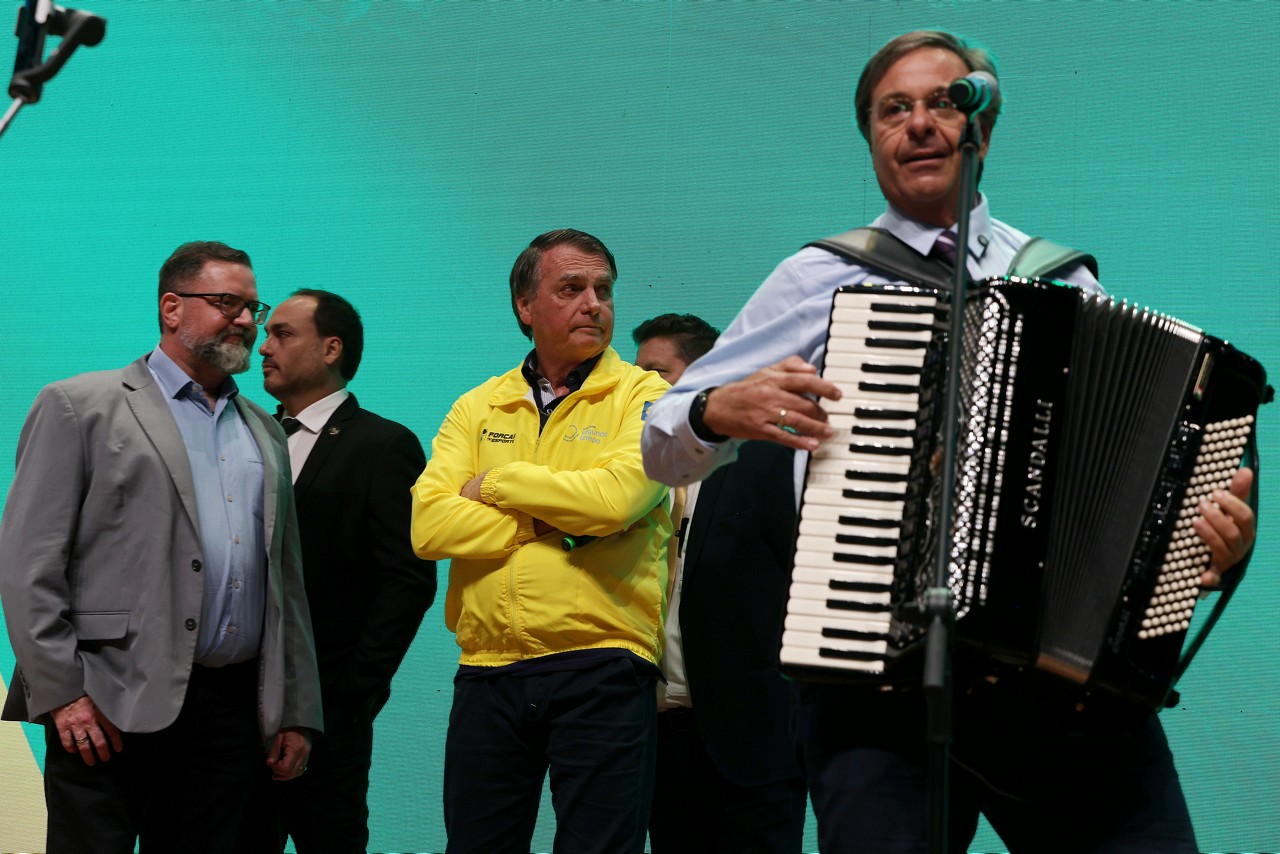 Gilson Machado (dir), ex-ministro e sanfoneiro, se aproximou de Bolsonaro (de amarelo) por tocar sanfona em lives do ex-presidente no Palácio da Alvorada