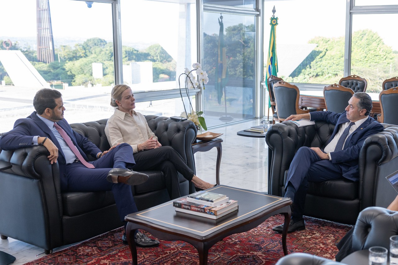 A ministra das Relações Institucionais, Gleisi Hoffmann (ao centro), acompanhada do advogado-geral da União, Jorge Messias (esq), esteve no STF esta semana em audiência com o presidente da Corte, Luís Roberto Barroso (dir)