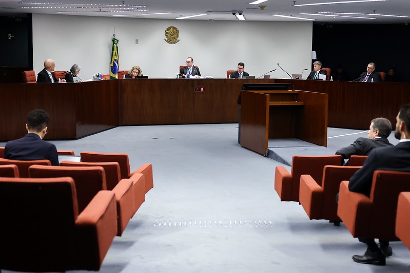 Os cinco ministros que integram a Primeira Turma do STF (na imagem, no plenário físico) julgam o caso envolvendo o deputado Gustavo Gayer em plenário virtual