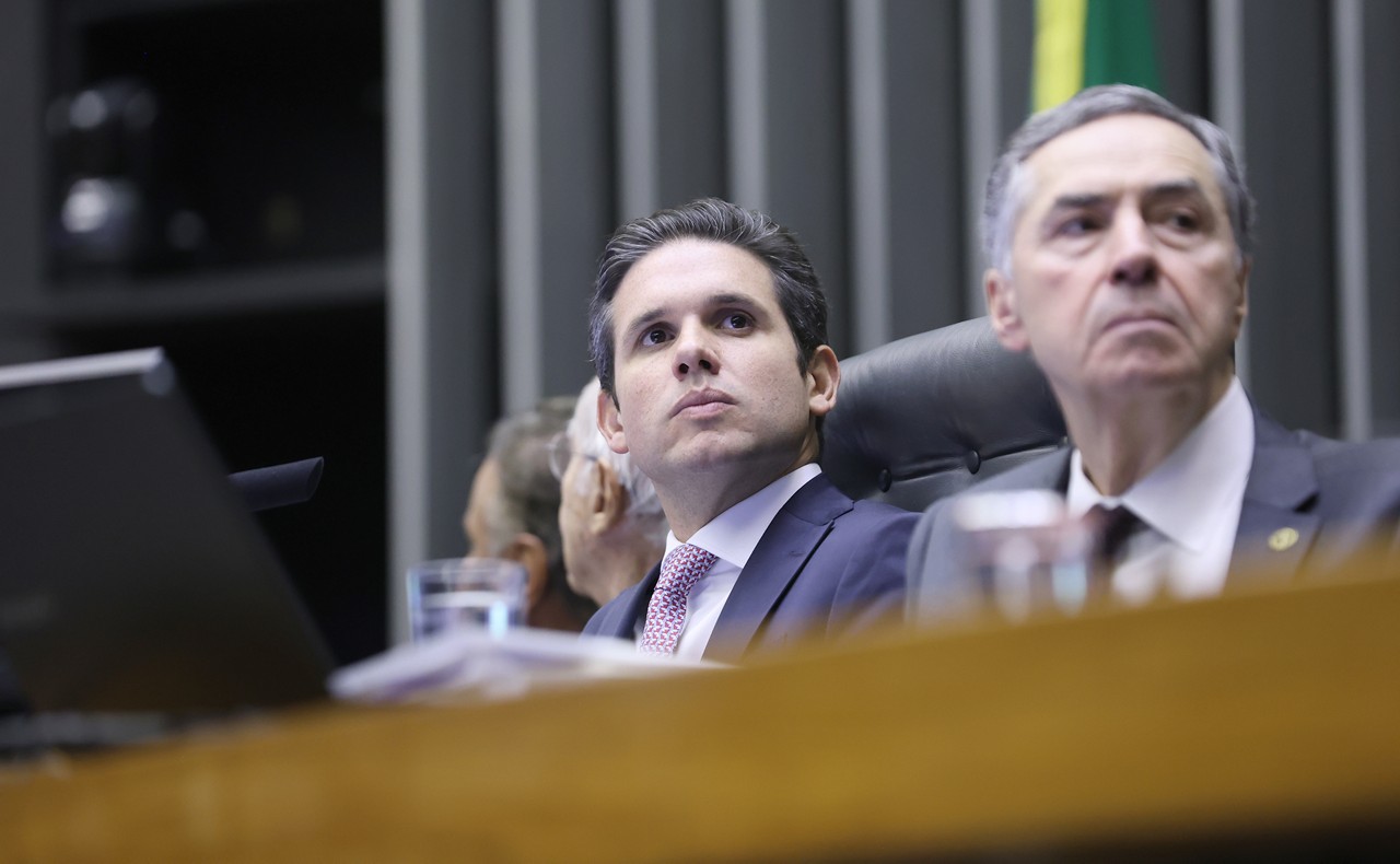 Os presidentes da Câmara dos Deputados, Hugo Motta, e do STF, Luís Roberto Barroso, vivem primeira crise institucional desde que o parlamentar assumiu o comando do Legislativo