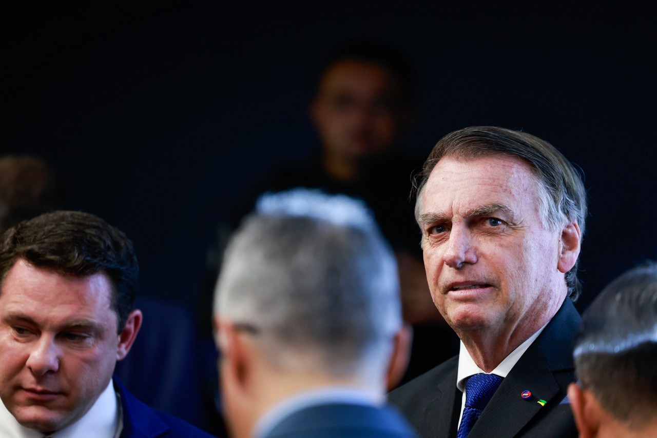 Antes de iniciar a audiência de interrogatórios desta terça-feira (10), o ex-presidente Jair Bolsonaro (foto) foi tietado por estudantes de Direito e assessores do STF, com quem tirou fotos no plenário da Primeira Turma 