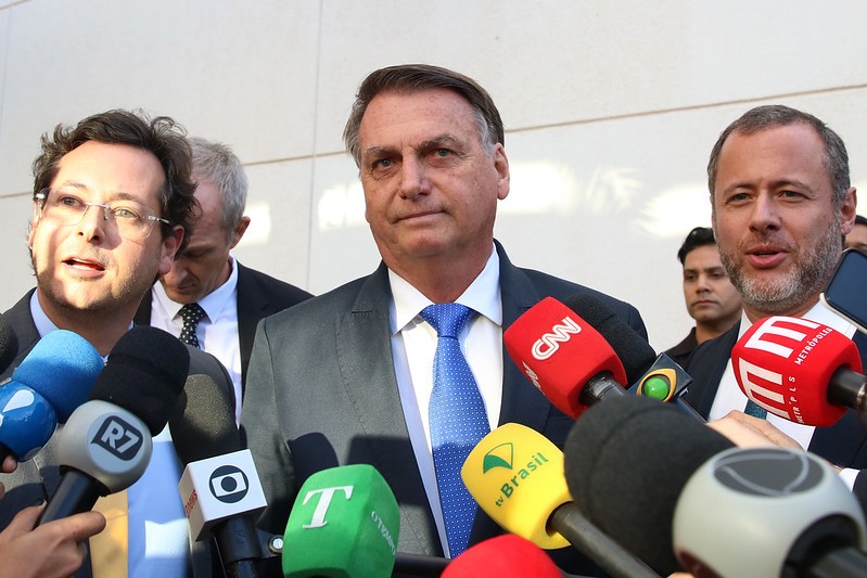 A Polícia Federal indiciou o ex-presidente Jair Bolsonaro, o ex-ministro Fabio Wajngarten (à esq.) e mais 10 pessoas por associação criminosa e lavagem de dinheiro no inquérito das joias sauditas