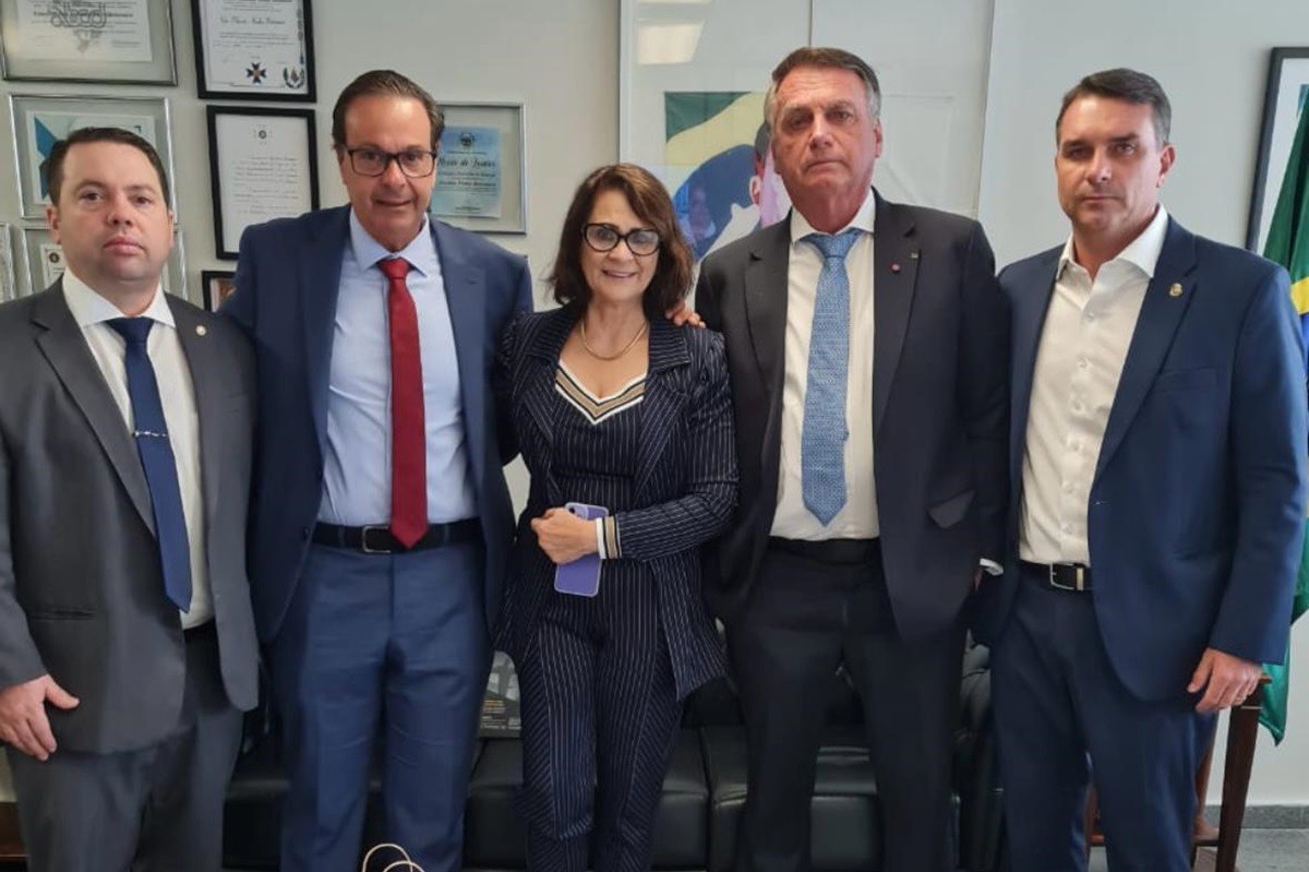 Jair Bolsonaro e aliados no gabinete do senador Flávio Bolsonaro