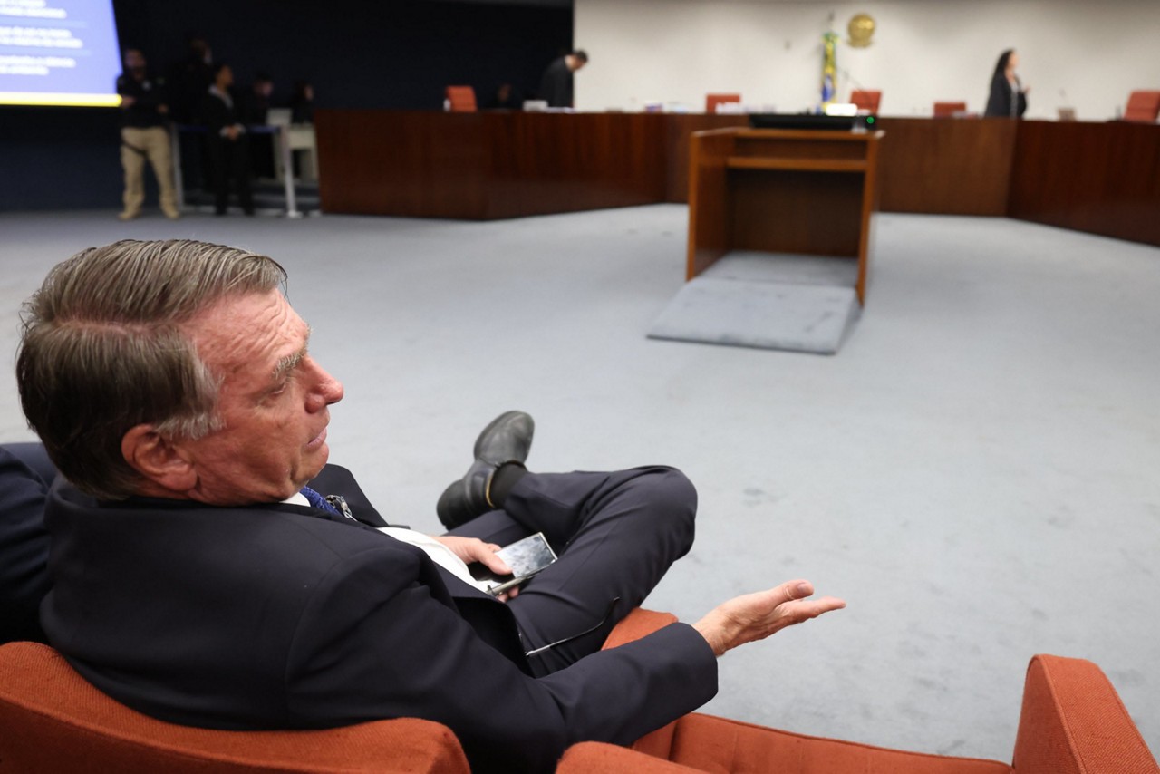 Jair Bolsonaro deve voltar como réu à Primeira Turma do STF, onde compareceu no recebimento de denúncia contra ele