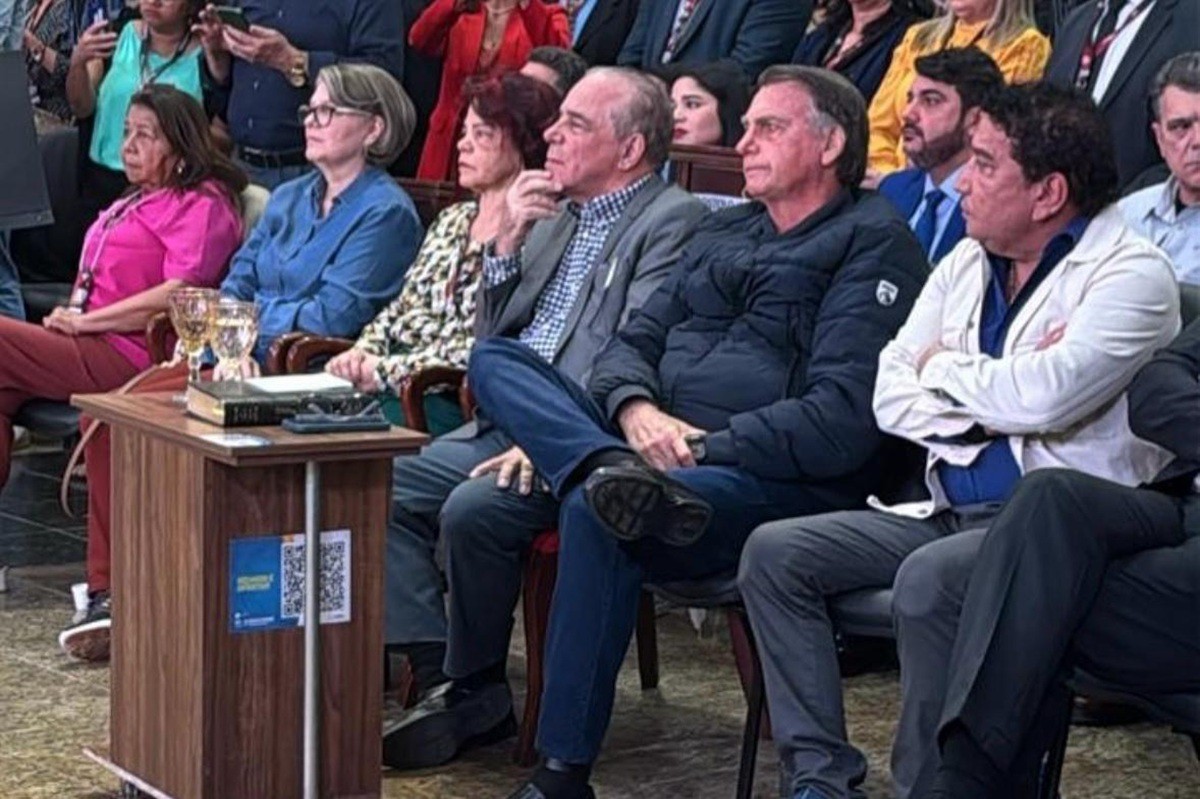 O ex-presidente Jair Bolsonaro deixou parte da tornozeleira à mostra durante culto em Brasília