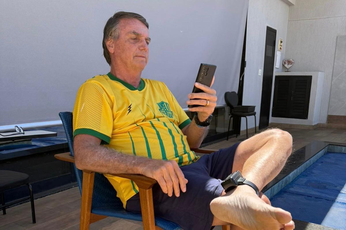 O ex-presidente acompanhou os protestos de onde mora no Jardim Botânico, bairro a cerca de 20 minutos do centro de Brasília