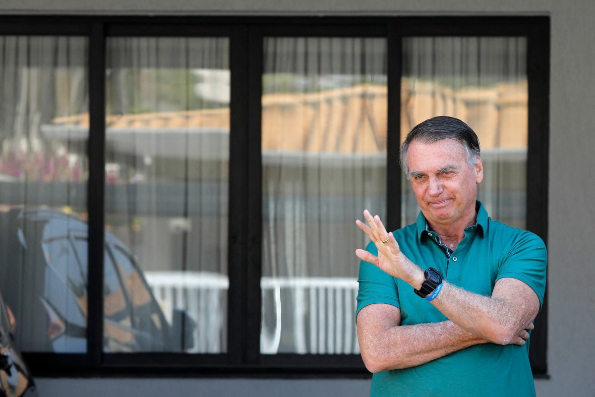 Jair Bolsonaro estava em prisão domiciliar antes de condenação por golpe por ação que envolve articulação de seu filho Eduardo nos EUA