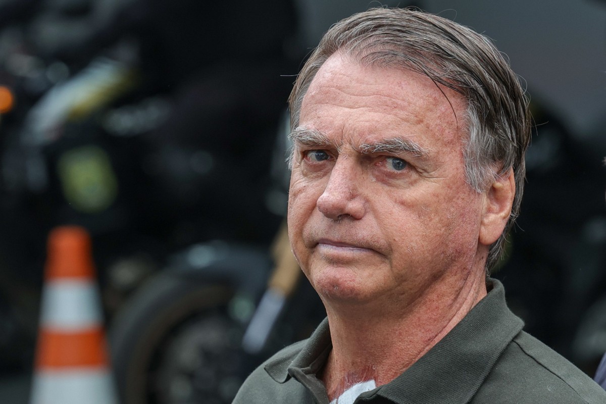 Bolsonaro sofre queda em cela da PF e é levado a hospital em Brasília