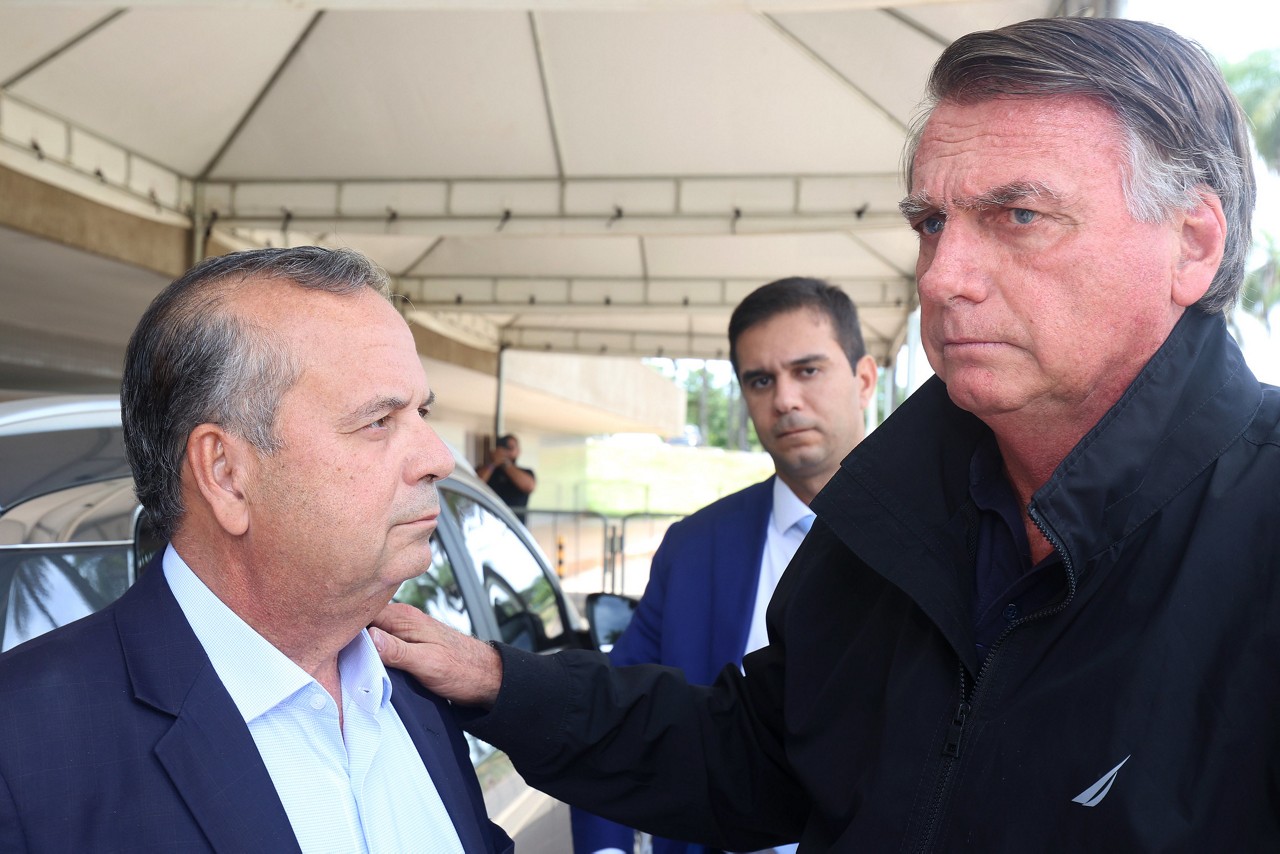 O ex-presidente Jair Bolsonaro (dir) com o líder da oposição no Senado, Rogério Marinho (PL-RN)