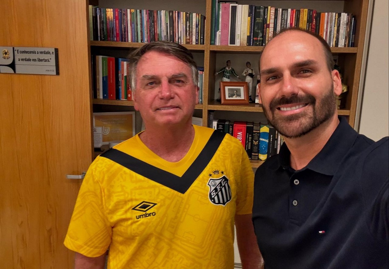 Para Alexandre de Moraes, Jair e Eduardo Bolsonaro agiram juntos em busca de sançõs dos EUA