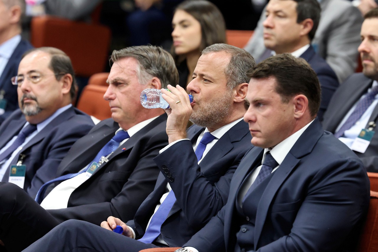 Celso Vilardi (esq), Paulo Amador da Cunha Bueno (com garrafa) e Daniel Tesser (dir) reforçaram a estratégia da defesa ao lado do ex-presidente Jair Bolsonaro, que enfrenta novo indiciamento da PF