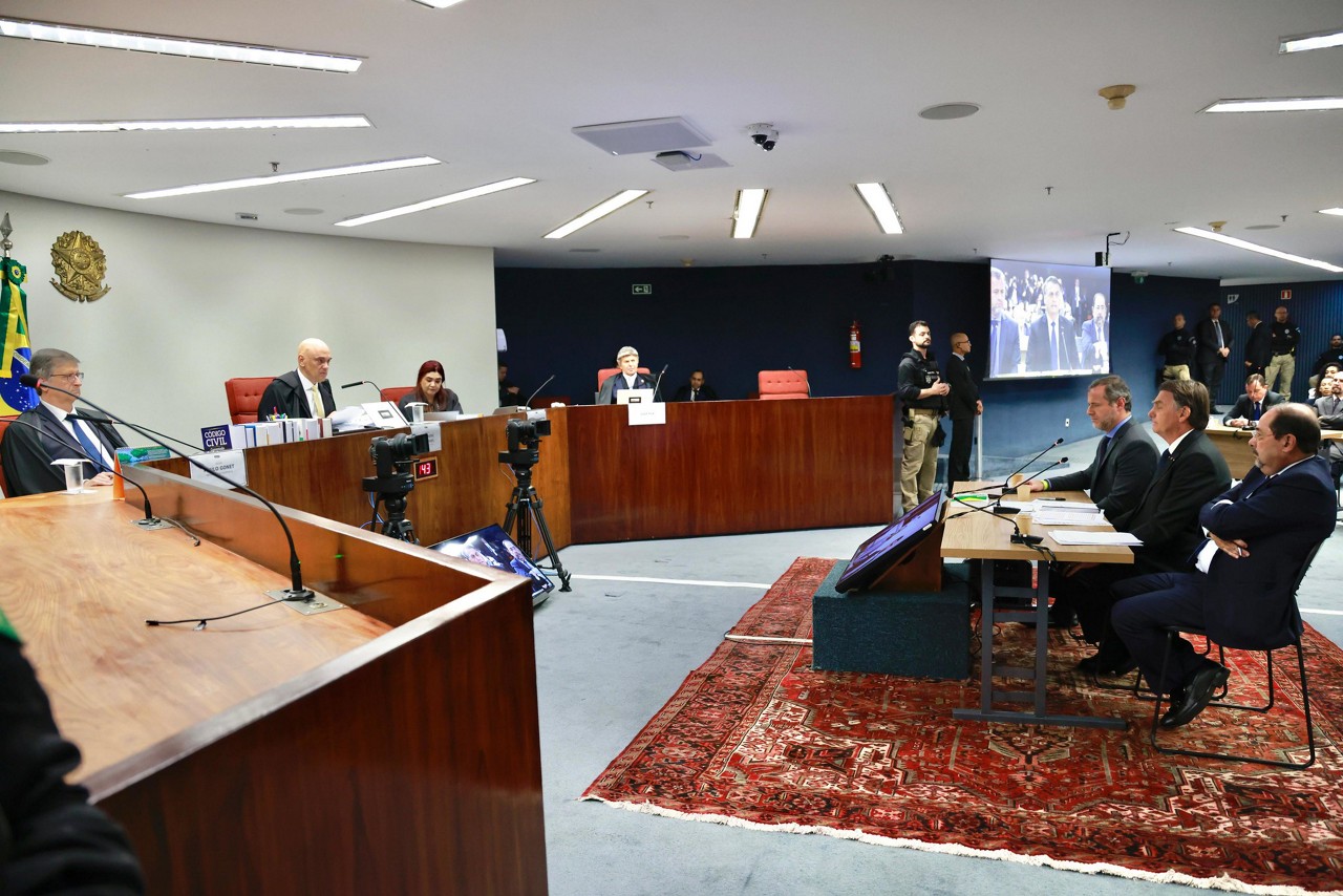 Alexandre de Moraes (esq) e Jair Bolsonaro (dir) se falam, frente a frente, pela primeira vez desde junho 2023 e diversos ataques ao STF e à Justiça Eleitoral