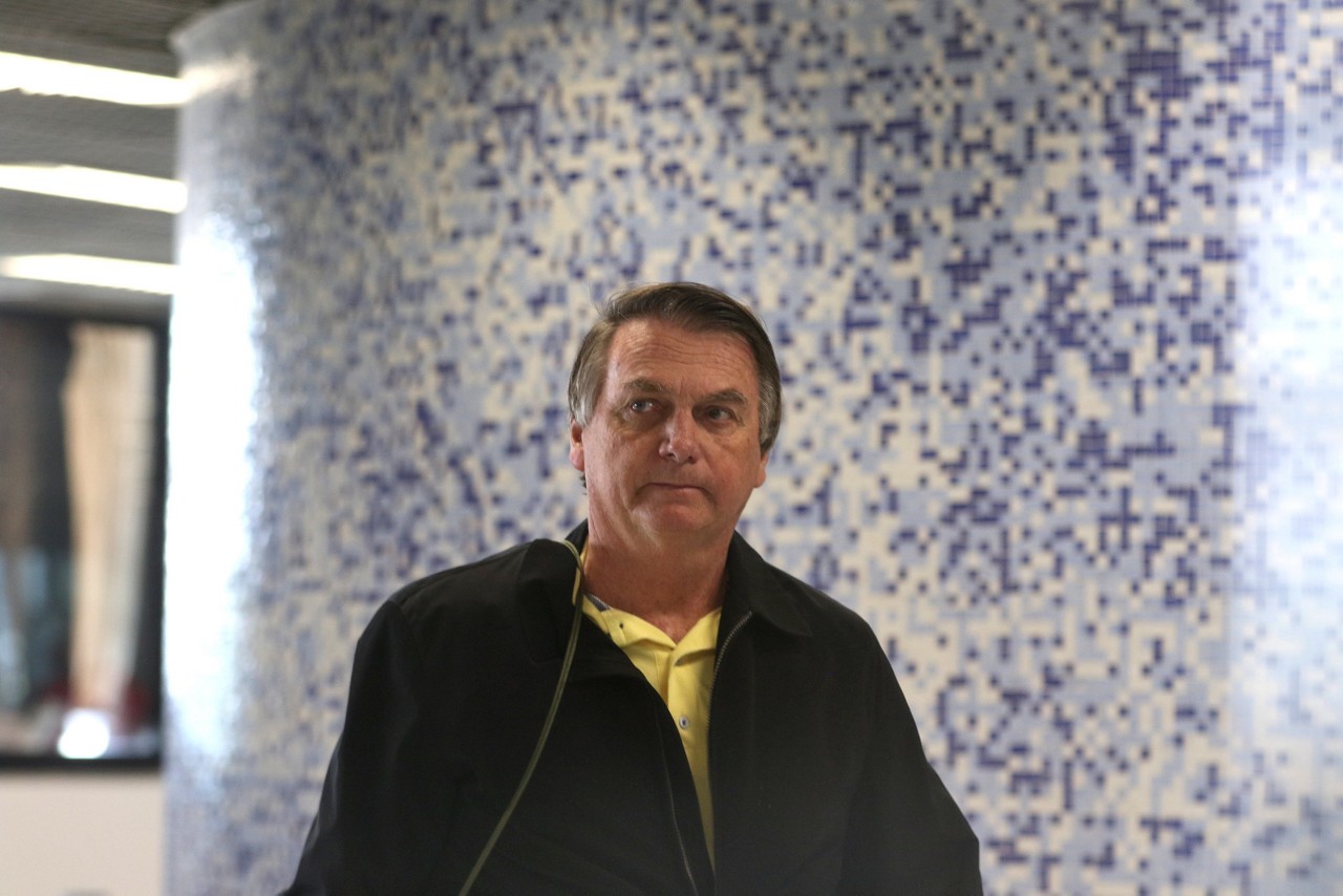 O ex-presidente Jair Bolsonaro (foto) cumpre prisão domiciliar em Brasília e foi autorizado a receber visitas e realizar exames médicos
