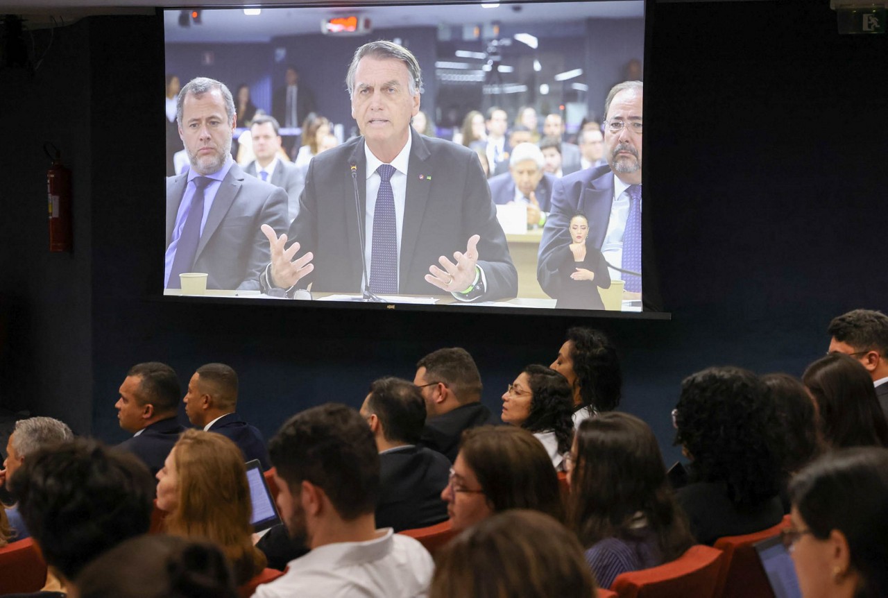 Durante depoimento no STF, Jair Bolsonaro (no telão) pediu a Moraes que revisse a multa de R$ 22 milhões aplicada ao PL, o que foi negado por a matéria estar em julgado