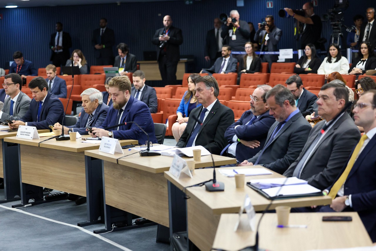 Réus do núcleo 1 da trama golpista respondem a acusações que incluem golpe de Estado e organização criminosa, com penas que podem ultrapassar 30 anos de prisão