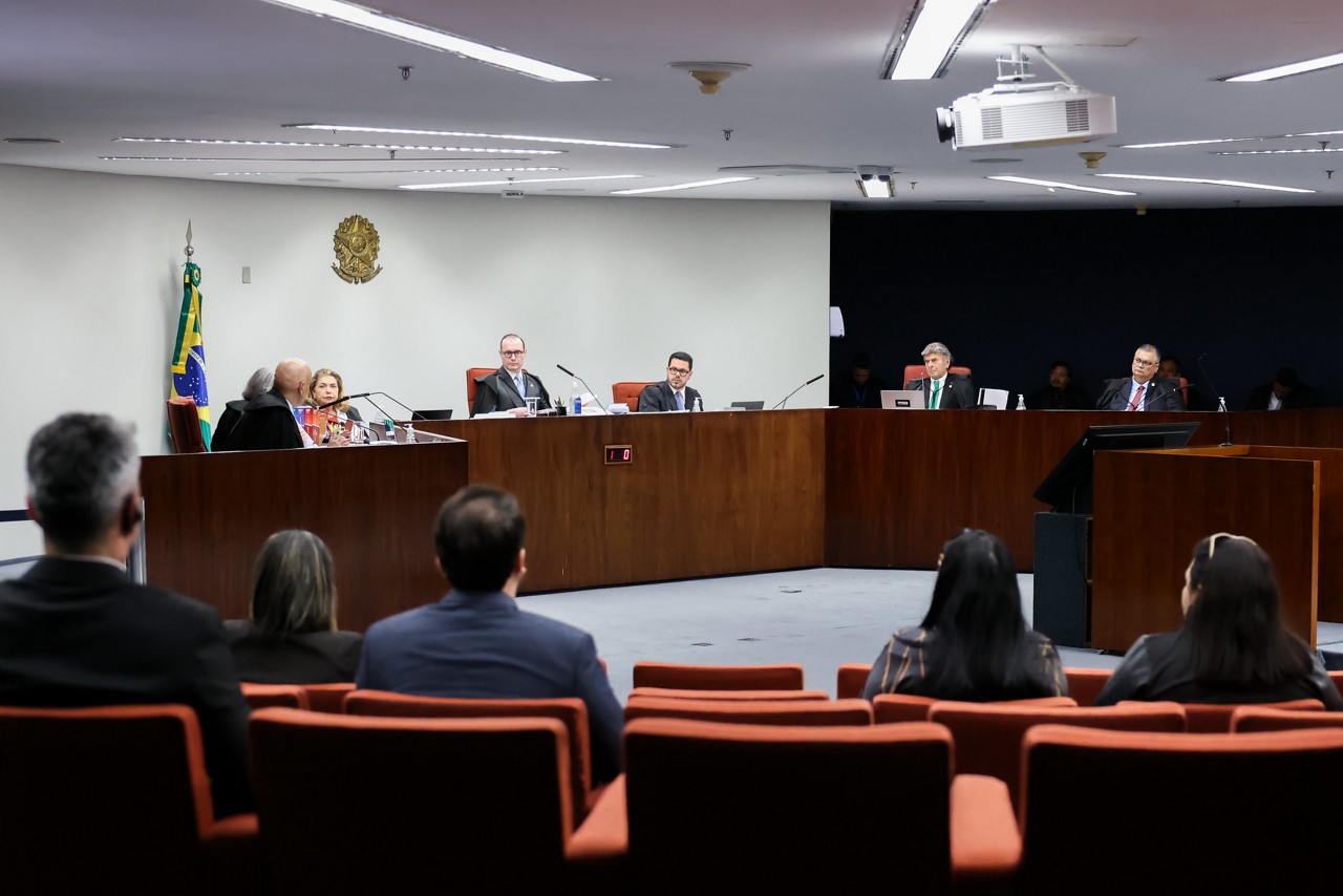 Os ministros da Primeira Turma do STF votam na manhã desta quarta-feira (26) se Jair Bolsonaro e sete aliados se tornarão réus e responderão por cinco crimes, incluindo golpe de Estado