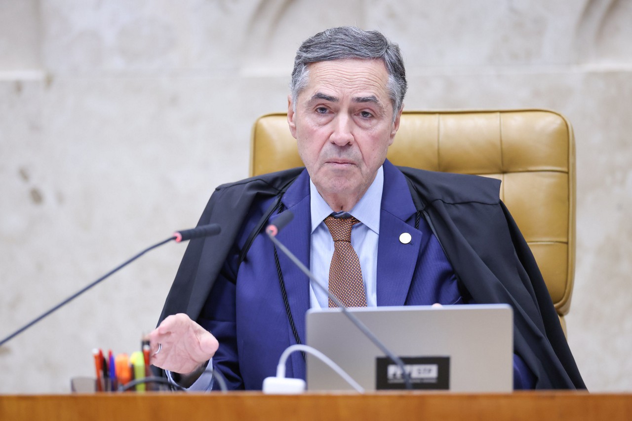 Ao abrir a sessão desta quarta-feira (4), o ministro Luís Roberto Barroso fez uma introdução direcionada ao que chamou de esclarecimento “voltado às pessoas de boa fé” rechaçando que a regulação das plataformas digitais seja um ato de censura às redes sociais