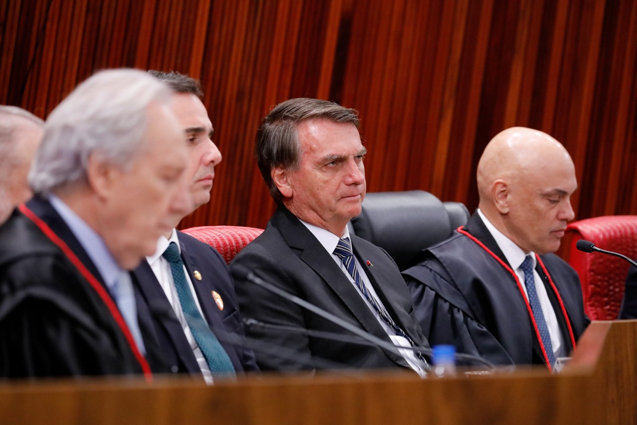 Bolsonaro e Alexandre de Moraes, em solenidade de posse do ministro como presidente do Tribunal Superior Eleitoral (TSE), em agosto de 2022