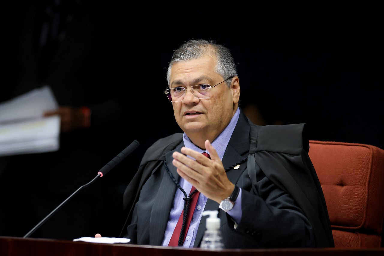 O ministro Flávio Dino fez referência ao filme “Ainda Estou Aqui” para ilustrar sua argumentação sobre a relevância do julgamento para a justiça histórica e a memória do período da ditadura no Brasil
