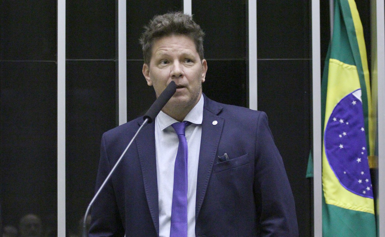 Ao contrário do que declarou Mário Frias de que a Lei da Ficha Limpa é uma "imbecilidade de esquerda”, a norma foi criada por um grupo de juristas e enviada para o Congresso com 1,6 milhão de assinaturas antes de ser aprovada em 2010