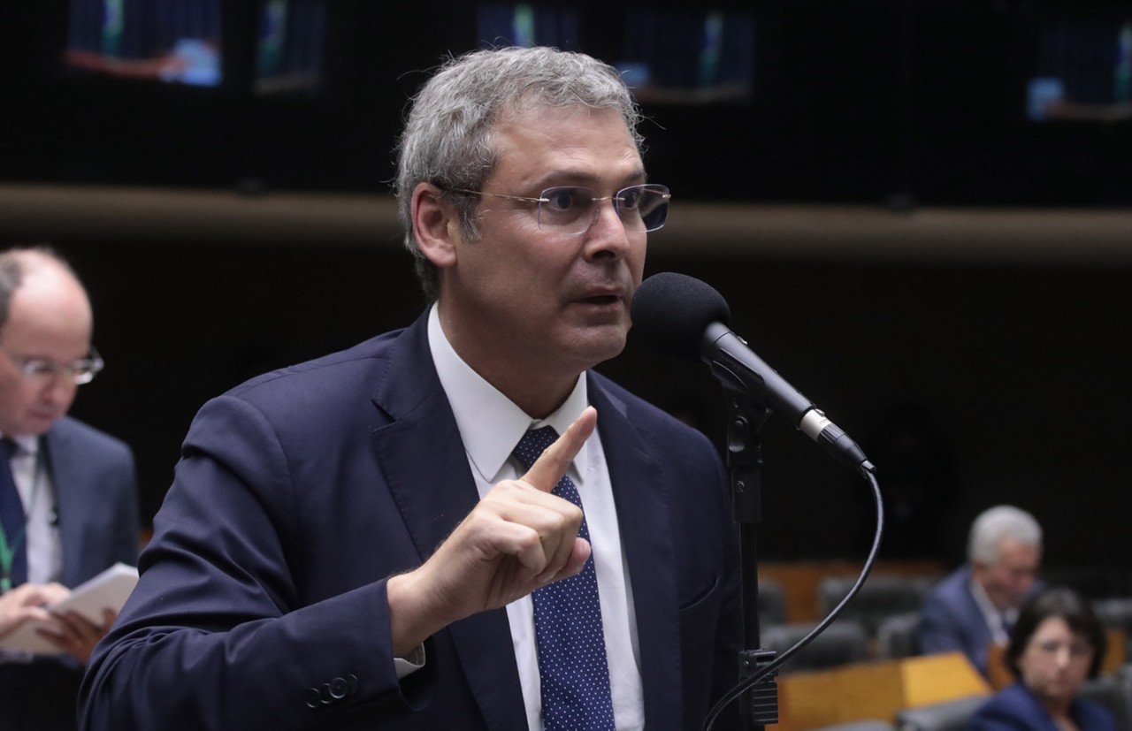Lindbergh Farias foi o autor da representação à PGR que motivou o inquérito contra Eduardo Bolsonaro no STF